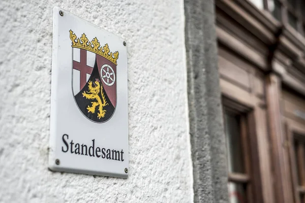 Metal Sign gemonteerd muur Duitse woord Standesamt vertaling register office embleem van de Duitse regio Rijnland Palatino — Stockfoto