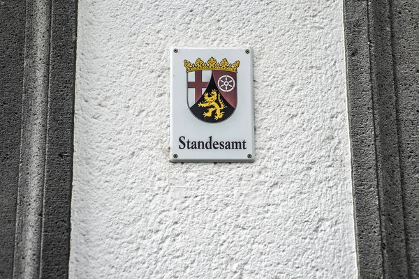 Metall skylt monteras vägg tyska ordet Standesamt översättning magistraten emblem av tyska regionen Rheinland Palatino — Stockfoto