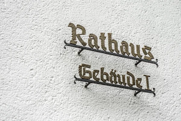 Muur met teken zeggen Rathaus Gebaeude 1 Duitse stadhuis vertaling stadhuis gebouw 1 — Stockfoto