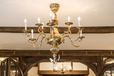 Mum ışığı ve dekorasyon eski vintage ahşap odası ile Golden avize