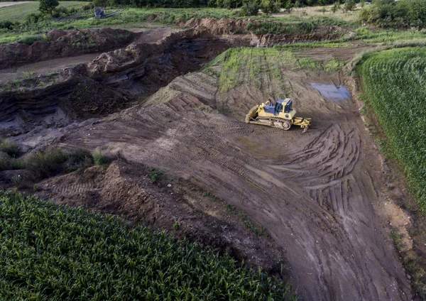 周辺の緑の風景と建設現場で泥の中の作業平面図重機ショベル バガー — ストック写真