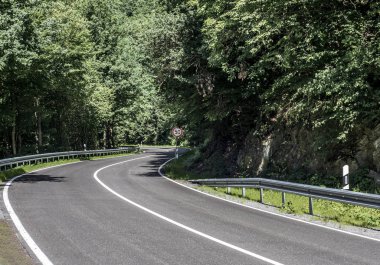 50 km hız sınırı işaretleri ile Beton Orman ülkede yol saat güneşli gün
