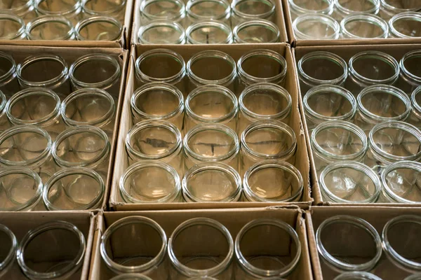 Beaucoup de verre pot vide verres rangée pour confiture miel fond abstrait bokeh — Photo