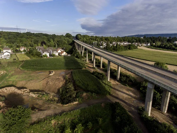 Strada di cemento - ponti autostradali Natura Paesaggio villaggio e sito di costruzione — Foto Stock