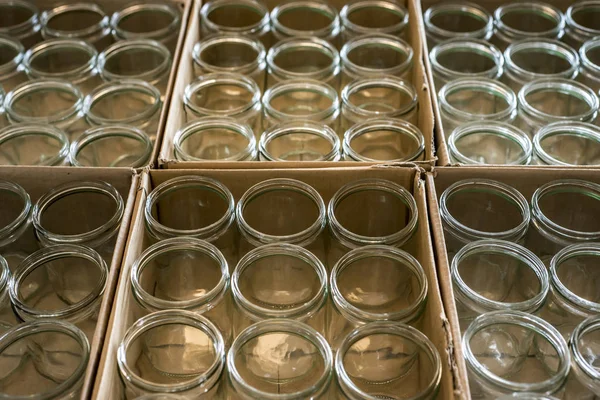 Beaucoup de verre pot vide verres rangée pour confiture miel fond abstrait bokeh — Photo