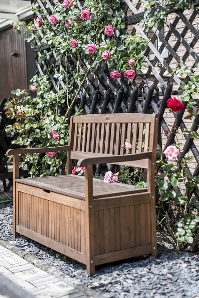 Tranquilo relaxar romântico jardim banco rodeado vermelho e rosa rosas arbustos flor — Fotografia de Stock