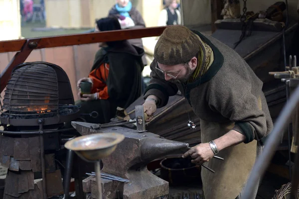 06.04.2015 Lorelay Alemania - herrero trabajando metal con martillo sobre yunque en la fragua —  Fotos de Stock