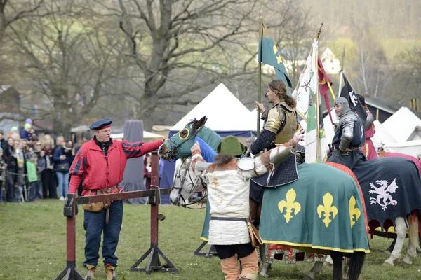 06.04.2015 Lorelay Tyskland - Middelalderriddernes ridderturnering ridende på hest – stockfoto