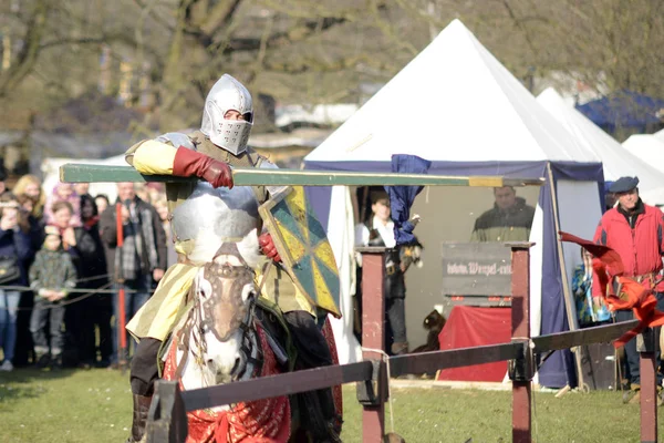 06.04.2015 Lorelay Alemanha - Jogos de Cavaleiro Medieval cavaleiros lutando torneio montando a cavalo — Fotografia de Stock