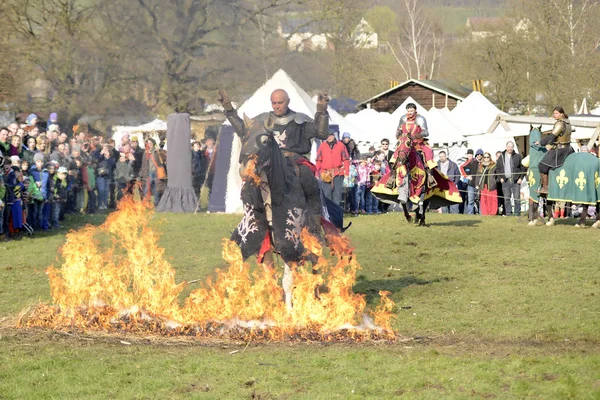 06.04.2015 Lorelay Tyskland - Middelalderleker ridderrustning på hest ridende gjennom flammer under gjenoppbygging av turnering – stockfoto