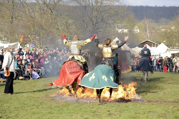 06.04.2015 Lorelay Germany - Medieval games knight armor on horse riding through flame during tournament reconstruction — Stock Photo, Image