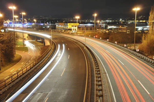 14.11.2011 Koblenz Almanya - Alman otoyol inşaat site işaretleri gece uzun pozlama fotoğraf trafik ışıkları araba