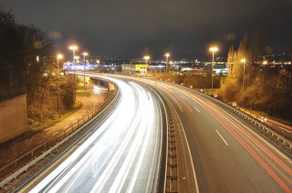 14.11.2011 Koblenz Almanya - Alman otoyol inşaat site işaretleri gece uzun pozlama fotoğraf trafik ışıkları araba