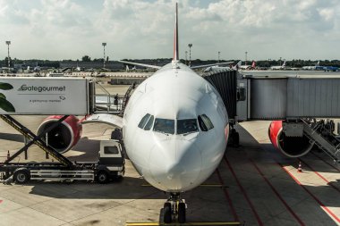 Dusseldorf, Almanya 03 Eylül 2017: Airbus A320 Air Berlin'nde Taksilemek süre Dusseldorf Havaalanı