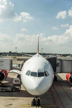 Dusseldorf, Almanya 03 Eylül 2017: Airbus A320 Air Berlin'nde Taksilemek süre Dusseldorf Havaalanı