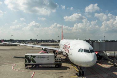 Dusseldorf, Almanya 03 Eylül 2017: Airbus A320 Air Berlin'nde Taksilemek süre Dusseldorf Havaalanı