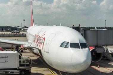 Dusseldorf, Almanya 03 Eylül 2017: Airbus A320 Air Berlin'nde Taksilemek süre Dusseldorf Havaalanı