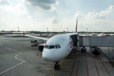 Dusseldorf, Almanya 03 Eylül 2017: Airbus A320 Air Berlin'nde Taksilemek süre Dusseldorf Havaalanı