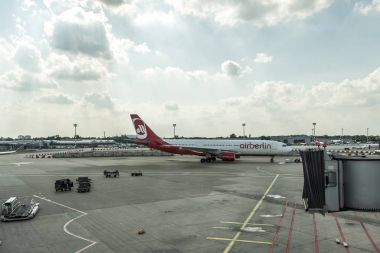Dusseldorf, Almanya 03 Eylül 2017: Airbus A320 Air Berlin'nde Taksilemek süre Dusseldorf Havaalanı