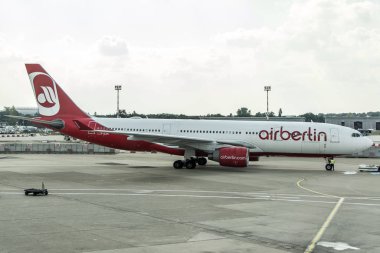 Dusseldorf, Almanya 03 Eylül 2017: Airbus A320 Air Berlin'nde Taksilemek süre Dusseldorf Havaalanı