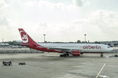 Dusseldorf, Almanya 03 Eylül 2017: Airbus A320 Air Berlin'nde Taksilemek süre Dusseldorf Havaalanı