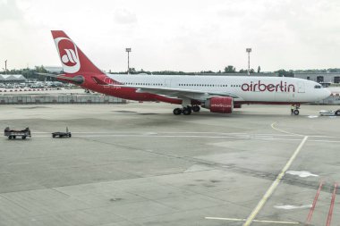 Dusseldorf, Almanya 03 Eylül 2017: Airbus A320 Air Berlin'nde Taksilemek süre Dusseldorf Havaalanı