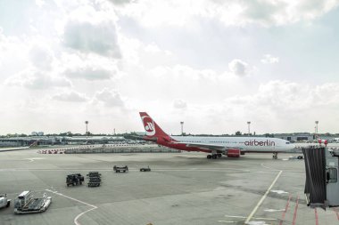 Dusseldorf, Almanya 03 Eylül 2017: Airbus A320 Air Berlin'nde Taksilemek süre Dusseldorf Havaalanı