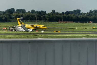 Dusseldorf, Almanya 03.09.2017: Adac hava ambulans taksi uçak pist Düsseldorf Uluslararası Havaalanı yola doğru