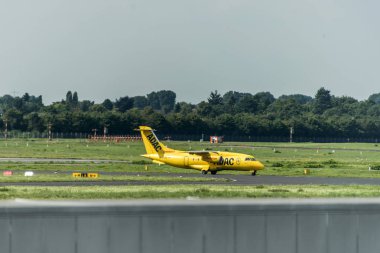 Dusseldorf, Almanya 03.09.2017: Adac hava ambulans taksi uçak pist Düsseldorf Uluslararası Havaalanı yola doğru