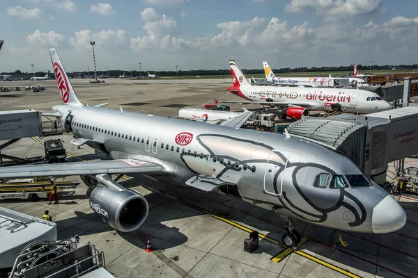 Düsseldorf, Almanya - Niki Havayolları Airberlin uçak havaalanında ortak 03.09.2017