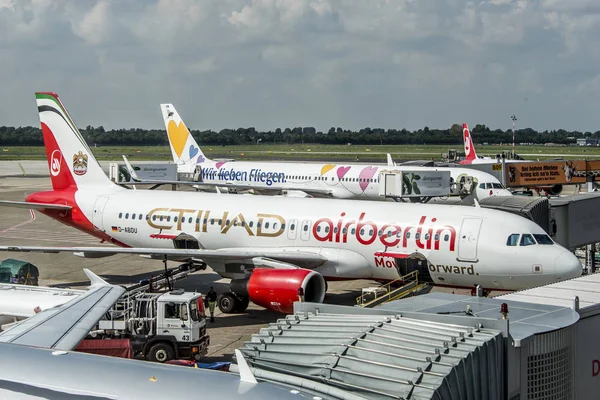 DUSSELDORF, GERMANIA 03 / 09 / 2017: Airbus A320 Air Berlin etihad all'aeroporto di Dusseldorf durante il rullaggio — Foto Stock