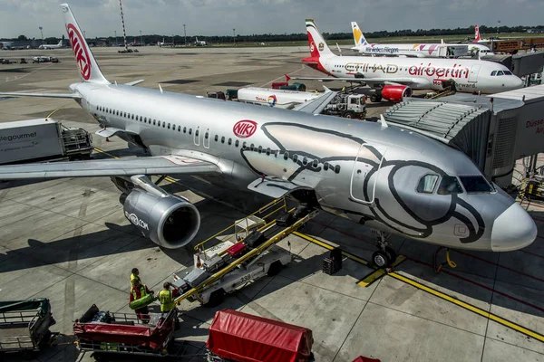 DUESSELDORF, ALEMANIA - 03.09.2017 Aeronaves del socio Niki Airlines Airberlin en el aeropuerto — Foto de Stock