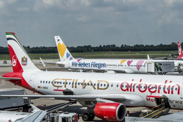 DUSSELDORF, GERMANIA 03 / 09 / 2017: Airbus A320 Air Berlin all'aeroporto di Dusseldorf durante il rullaggio — Foto Stock