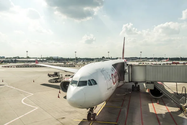 DUSSELDORF, ALEMANIA 03 DE SEPTIEMBRE DE 2017: Airbus A320 Air Berlin en el aeropuerto de Düsseldorf mientras rodaba — Foto de Stock