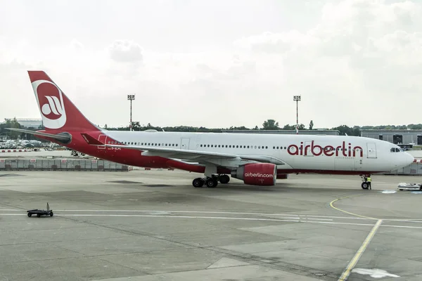 Dusseldorf, Almanya 03 Eylül 2017: Airbus A320 Air Berlin'nde Taksilemek süre Dusseldorf Havaalanı