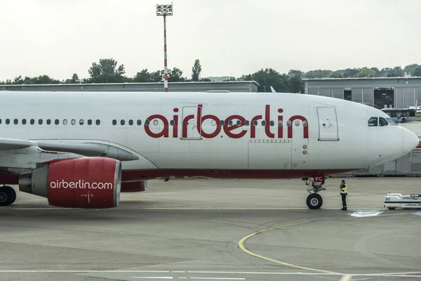 Dusseldorf, Almanya 03 Eylül 2017: Airbus A320 Air Berlin'nde Taksilemek süre Dusseldorf Havaalanı