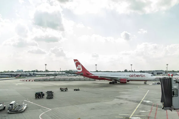 DUSSELDORF, ALEMANIA 03 DE SEPTIEMBRE DE 2017: Airbus A320 Air Berlin en el aeropuerto de Düsseldorf mientras rodaba —  Fotos de Stock