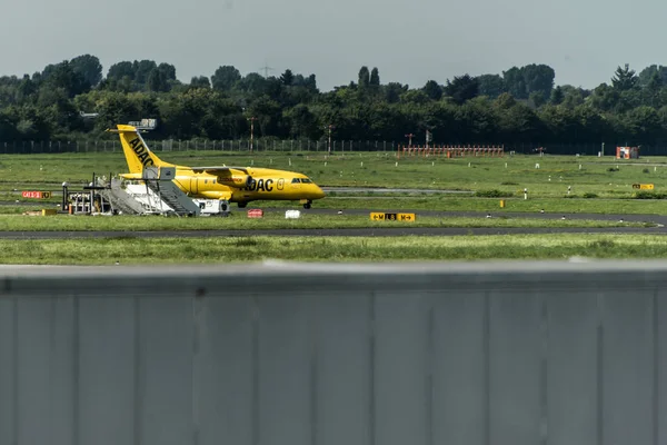 Dusseldorf, Almanya 03.09.2017: Adac hava ambulans taksi uçak pist Düsseldorf Uluslararası Havaalanı yola doğru
