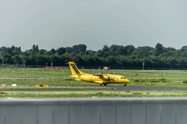 Dusseldorf, Almanya 03.09.2017: Adac hava ambulans taksi uçak pist Düsseldorf Uluslararası Havaalanı yola doğru