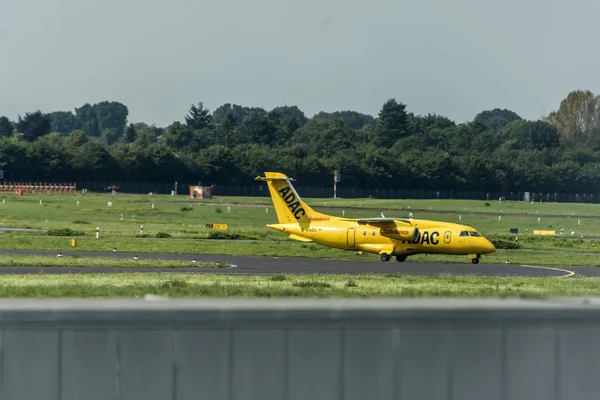 Dusseldorf, Alemania 03.09.2017: ADAC avión de taxi ambulancia aérea hacia la pista para salir del aeropuerto internacional de Düsseldorf —  Fotos de Stock