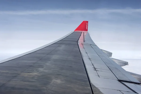 Duesseldorf, Germany 03.09.2017: Крыло самолета Air Berlin в небе, которое является второй по величине авиакомпанией Германии — стоковое фото