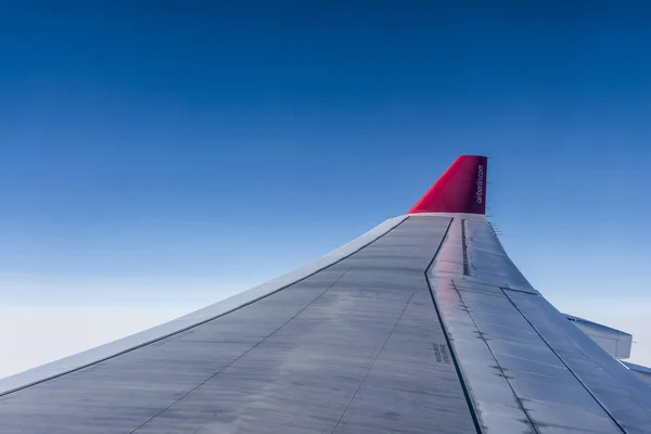 Duesseldorf, Tyskland 03.09.2017: flygeln av flygplan från Air Berlin i himlen, som är näst största flygbolaget i Tyskland — Stockfoto