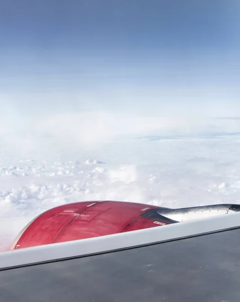 赤のジェット エンジンのタービン航空機ウィンドウ晴れた青い空の雲の上に目を通す — ストック写真