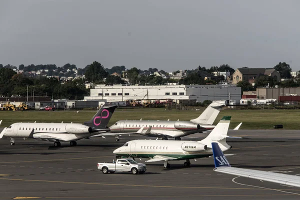Boston EUA 23.09.2017 - Aeronaves a jato de negócios no aeródromo perto da chegada do terminal aeroportuário de estacionamento — Fotografia de Stock
