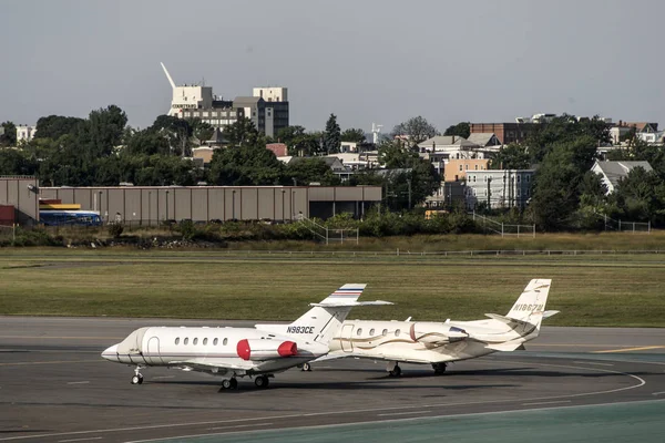 Boston EUA 23.09.2017 - Aeronaves a jato de negócios no aeródromo perto da chegada do terminal aeroportuário de estacionamento — Fotografia de Stock