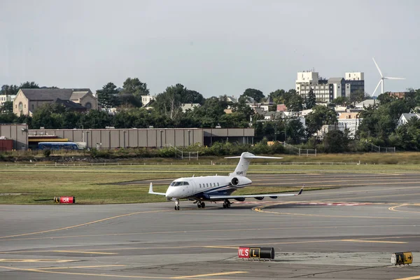 Boston Stati Uniti 23.09.2017 - aereo business jet aereo sul campo d'aviazione vicino all'aeroporto terminal parcheggio partenza arrivo — Foto Stock