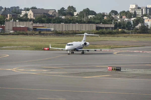 Boston Stati Uniti 23.09.2017 - aereo business jet aereo sul campo d'aviazione vicino all'aeroporto terminal parcheggio partenza arrivo — Foto Stock