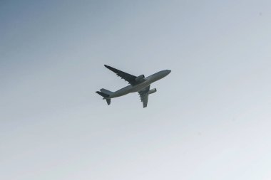 Beyaz uçak profil uçak tırmanmak bulut güneş parlamayı boş yüksekliği kadar etiket yok