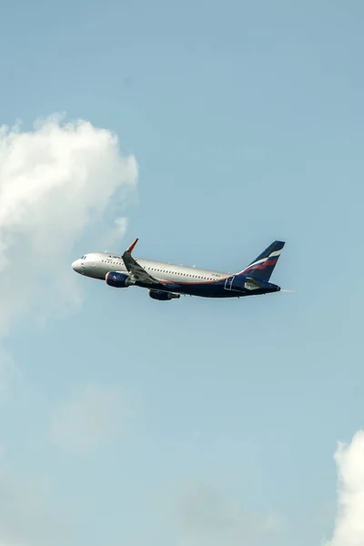 DUESSELDORF ALEMANIA 03.09.2017 Aeroflot Airbus Airplane despega en el aeropuerto internacional de Duesseldorf — Foto de Stock