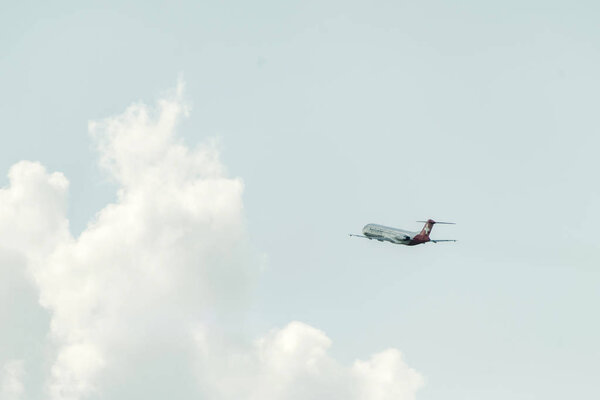 Duesseldorf GERMANY 03.09.2017 Самолет Helvetic Airways стартует в аэропорту Швейцарской авиакомпании Клотен и Цюрих
